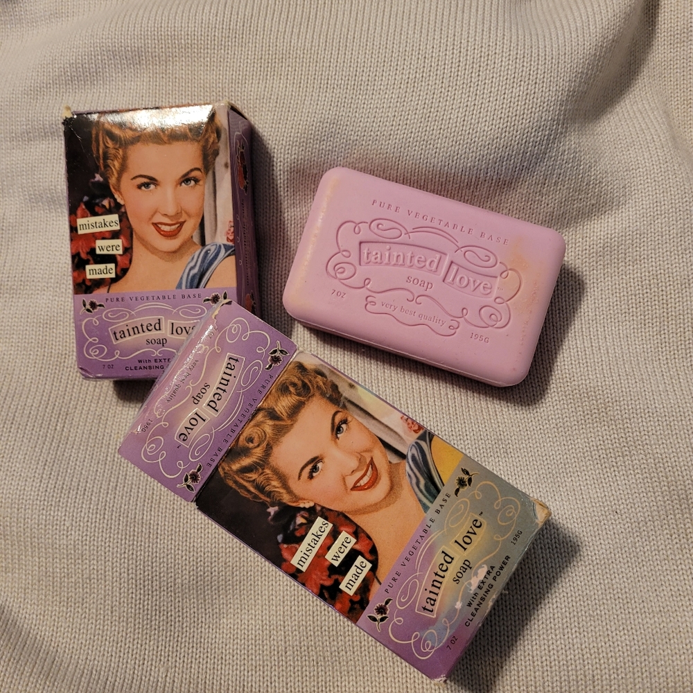 BLUE Q Tainted Love Vintage NIB 2 bath bars 7oz each